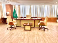 طقم مكتب مدارء فخم مع كراسي وطاولات