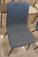 كرسي مصنوع من الجلد الفاخر بلون أزرق