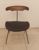 كرسي جلد فاخر اسود و خشبي