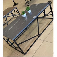 طاولة لون رمادي بقاعدة أسود