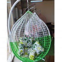 كرسي مرجيحة كبير بتصميم شبكي لون اخضر وابيض