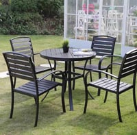 كرسي حديد أسود