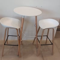 طقم طاولة وكرسيين بار أبيض