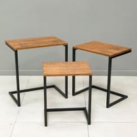 طاولة ثلاثة قطع لون خشبي