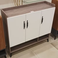 دولاب مع ثلاث أبواب خشبي وأبيض