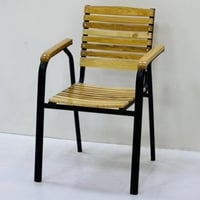 كرسي خشب يتحمل الحرارة والامطار