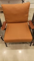 كرسي جلد فخم اورنج تكاية خشب
