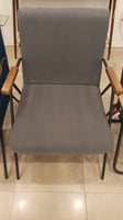 كرسي مع تكاية خشب لون رمادي