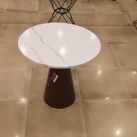 طاولة لون بني وأبيض