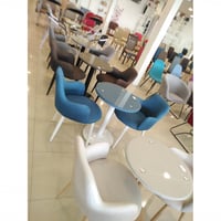 طاولة مع كرسين