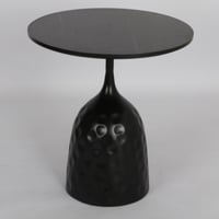 طاولة لون أسود