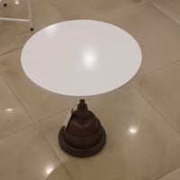 طاولة لون بني وأبيض