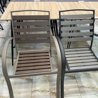 طاولة بتصميم مربع لون بني مقاس 70 و 80 سم