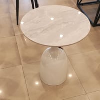 طاولة بورسلان رمادي وأبيض