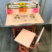 مكتب دراسة للأطفال مزين بطبعة قوس وقزح