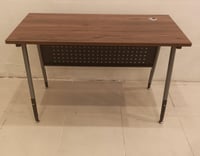 مكتب لون خشبي غامق