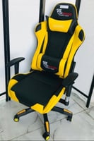 كرسي قيم دوار متحرك لون أصفر