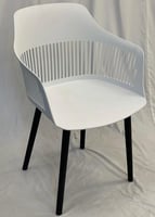 كرسي عدة ألوان