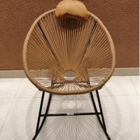 كرسي هزاز مع مخدة لون بيج