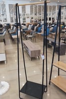 علاقة ملابس لون أسود