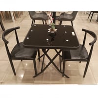 طاولة وكرسيين