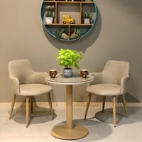 طاولة مع كرسين