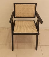 كرسي راتان وخشب لون أسود