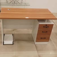 مكتب عمل ودراسة لون خشبي وابيض