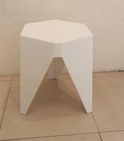 طاولة تتحمل الحرارة والامطار