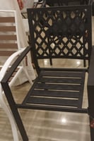 كرسي حديد بتصميم متين ولون أسود