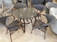 طقم طاولة و 4 كراسي تتحمل الحرارة والامطار