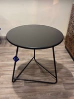 طقم طاولة و ثلاثة كراسي