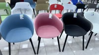 كرسي عدة ألوان