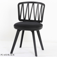 كرسي عدة ألوان