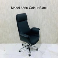 كرسي دوار جلد فخم لون أسود