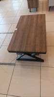 طاولة لون بني