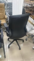 كرسي مكتب دوار جلد اسود