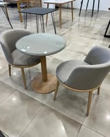 طاولة مع كرسيين بيج