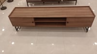 طاولة تلفزيون بني مقاس 160و180و200 سم
