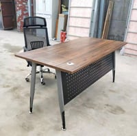 مكتب لون خشبي غامق