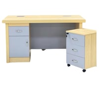 طاولة مكتب مع ادراج لون خشبي