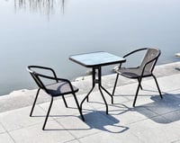 طاولة زجاج تتحمل الحرارة والأمطار