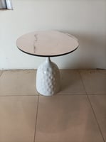 طاولة لون أبيض