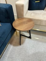 طاولة لون خشبي غامق