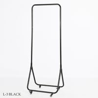 علاقه ملابس وعبايات عدة الوان