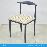 كرسي عدة ألوان