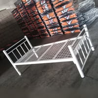 سرير ابيض نفر