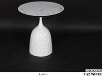 طاولة لون أبيض