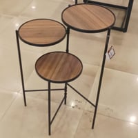 طاولة لون بني