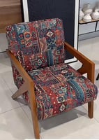 كرسي خشب بذراعين